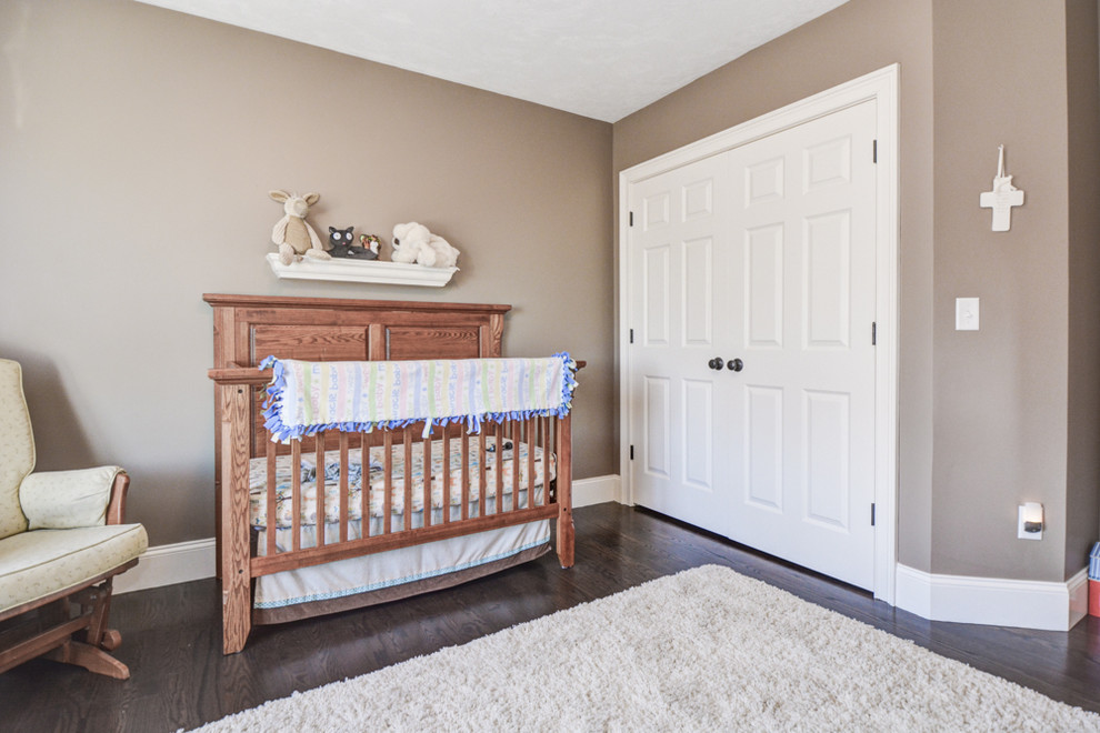 Klassisches Babyzimmer mit grauer Wandfarbe und dunklem Holzboden in Boston