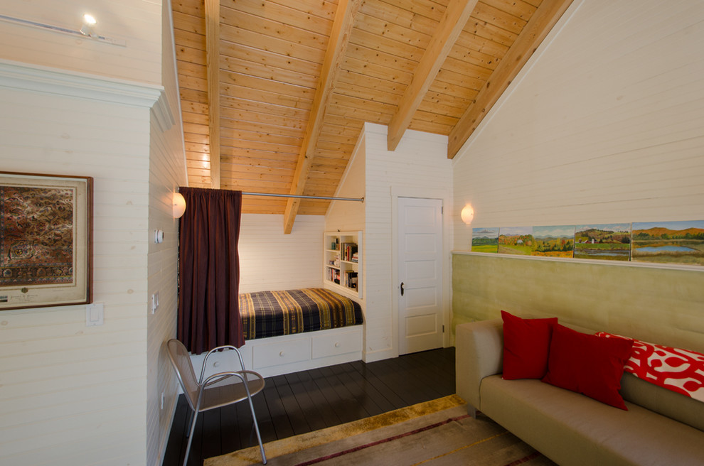 На фото: маленькая спальня на антресоли в стиле рустика с белыми стенами, деревянным полом и коричневым полом без камина для на участке и в саду