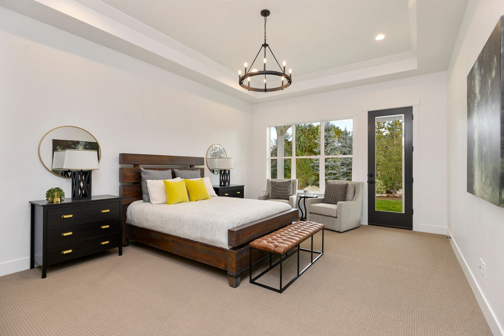 Großes Landhaus Hauptschlafzimmer mit weißer Wandfarbe, Teppichboden, Tunnelkamin, Kaminumrandung aus Holzdielen und eingelassener Decke in Boise