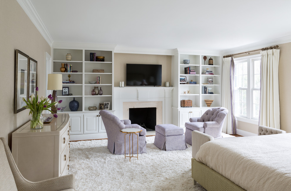 Idées déco pour une chambre parentale classique de taille moyenne avec un sol en bois brun, un mur beige et une cheminée standard.