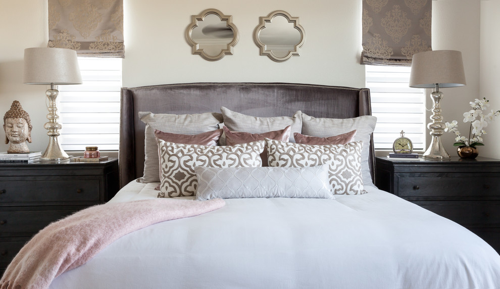 На фото: большая хозяйская спальня в стиле неоклассика (современная классика) с бежевыми стенами и ковровым покрытием с
