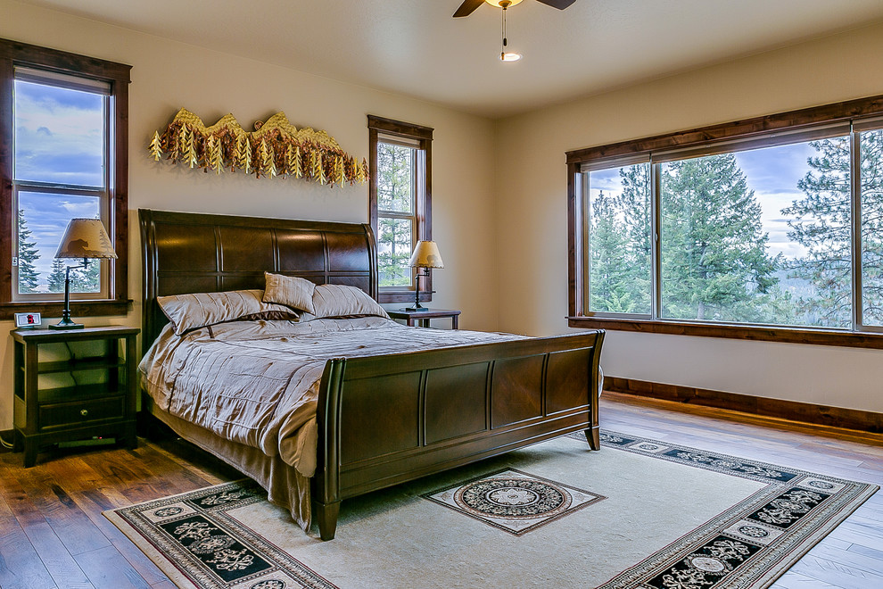 シアトルにある中くらいなトラディショナルスタイルのおしゃれな主寝室 (ベージュの壁、無垢フローリング、暖炉なし、茶色い床)