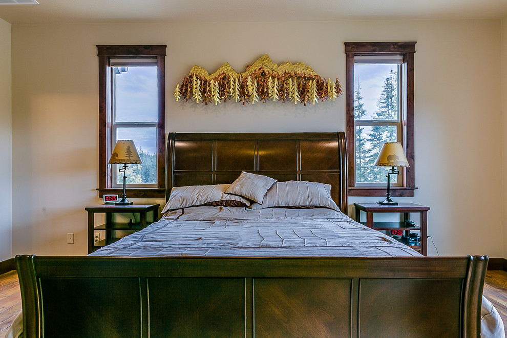 Mittelgroßes Uriges Hauptschlafzimmer ohne Kamin mit beiger Wandfarbe, braunem Holzboden und braunem Boden in Seattle