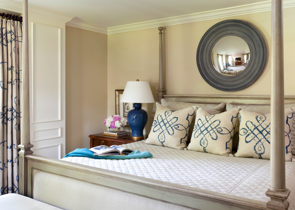 Ejemplo de dormitorio principal tradicional renovado grande con paredes beige y suelo de madera oscura