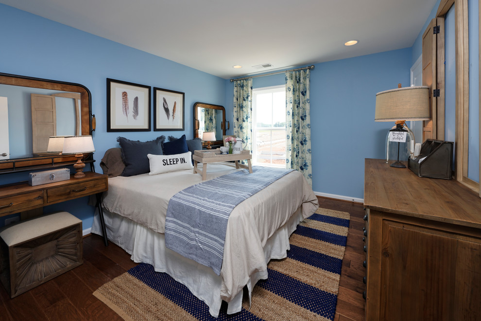 На фото: большая гостевая спальня (комната для гостей) в морском стиле с разноцветными стенами, полом из винила и коричневым полом без камина