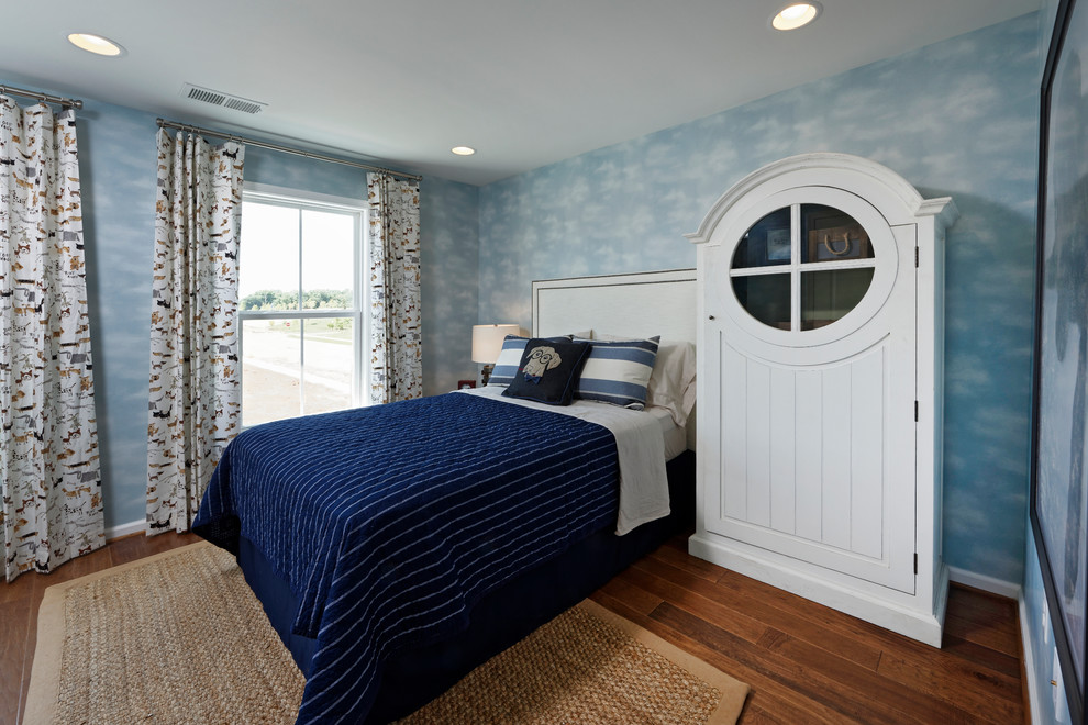 Diseño de habitación de invitados marinera grande sin chimenea con paredes multicolor, suelo vinílico y suelo marrón