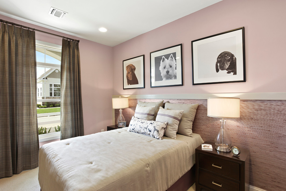 ニューヨークにある広いおしゃれな客用寝室 (紫の壁、カーペット敷き)