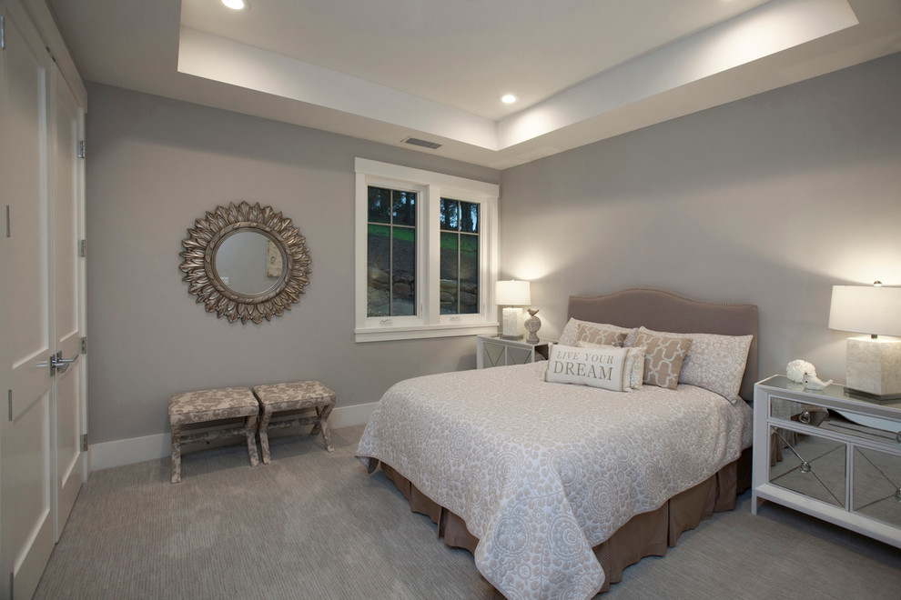 На фото: гостевая спальня среднего размера, (комната для гостей) в стиле неоклассика (современная классика) с серыми стенами и ковровым покрытием без камина