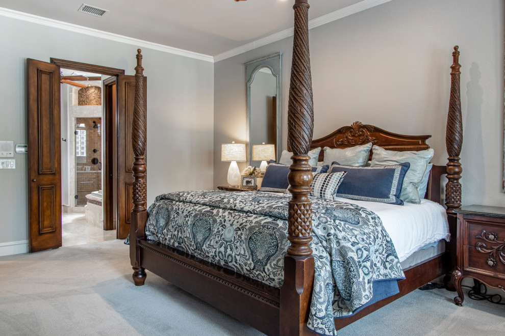 На фото: спальня в средиземноморском стиле с серыми стенами, ковровым покрытием и серым полом