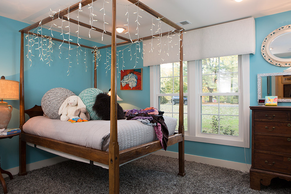 Idee per una camera da letto minimal con pareti blu e moquette