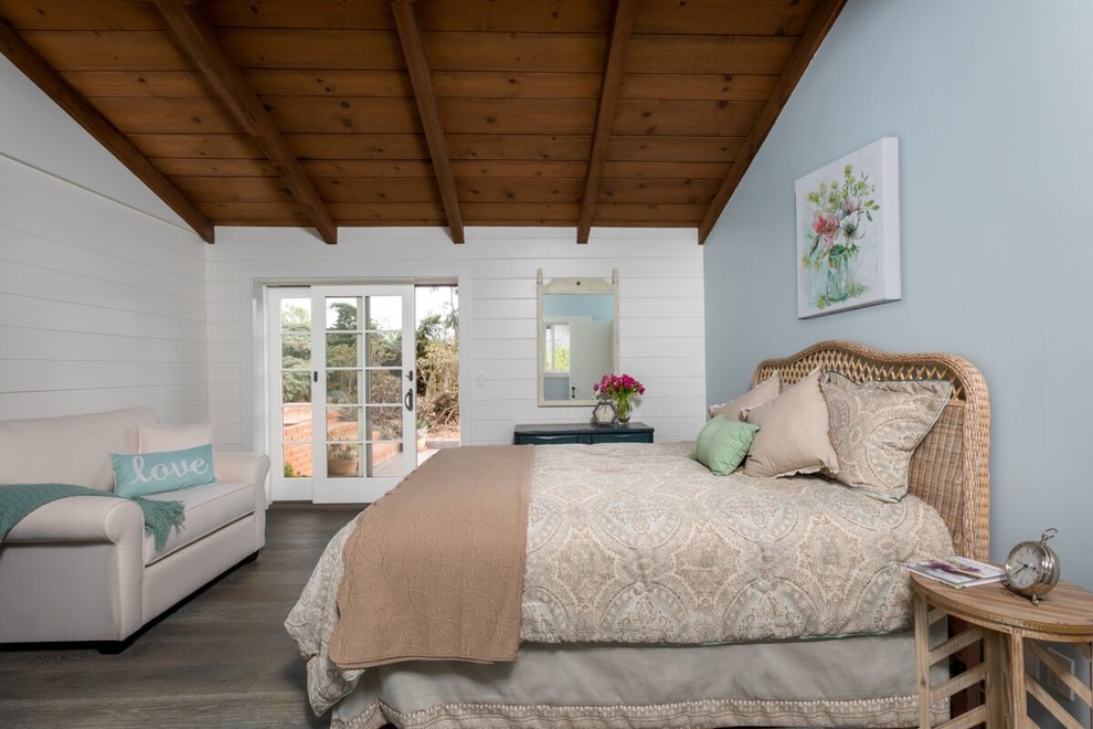 Idee per una camera degli ospiti stile marino di medie dimensioni con pareti blu, pavimento in legno massello medio, nessun camino e pavimento marrone