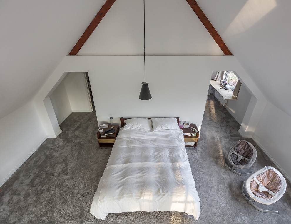 Foto de dormitorio principal tradicional grande sin chimenea con paredes blancas, moqueta y suelo gris