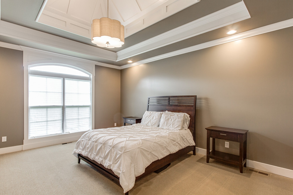 Ejemplo de dormitorio principal tradicional renovado con paredes grises, moqueta, suelo beige, bandeja y boiserie