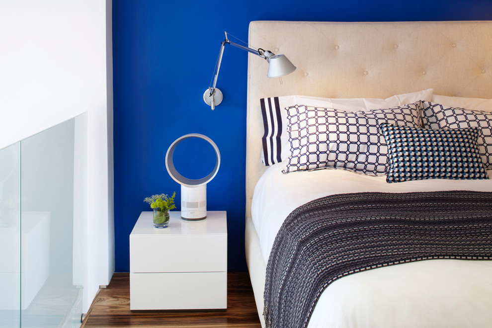 ニューヨークにある小さなコンテンポラリースタイルのおしゃれな主寝室 (青い壁、無垢フローリング) のレイアウト