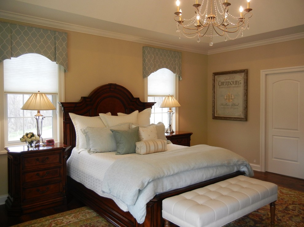 Пример оригинального дизайна: хозяйская спальня среднего размера в классическом стиле с бежевыми стенами, паркетным полом среднего тона и разноцветным полом