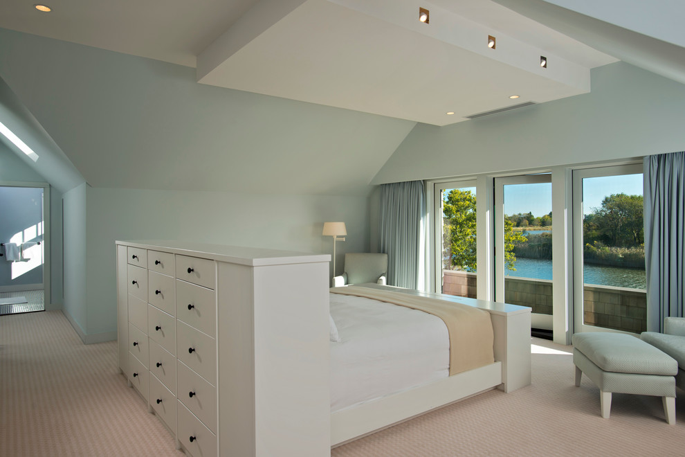 Großes Klassisches Schlafzimmer ohne Kamin mit blauer Wandfarbe und Teppichboden in New York