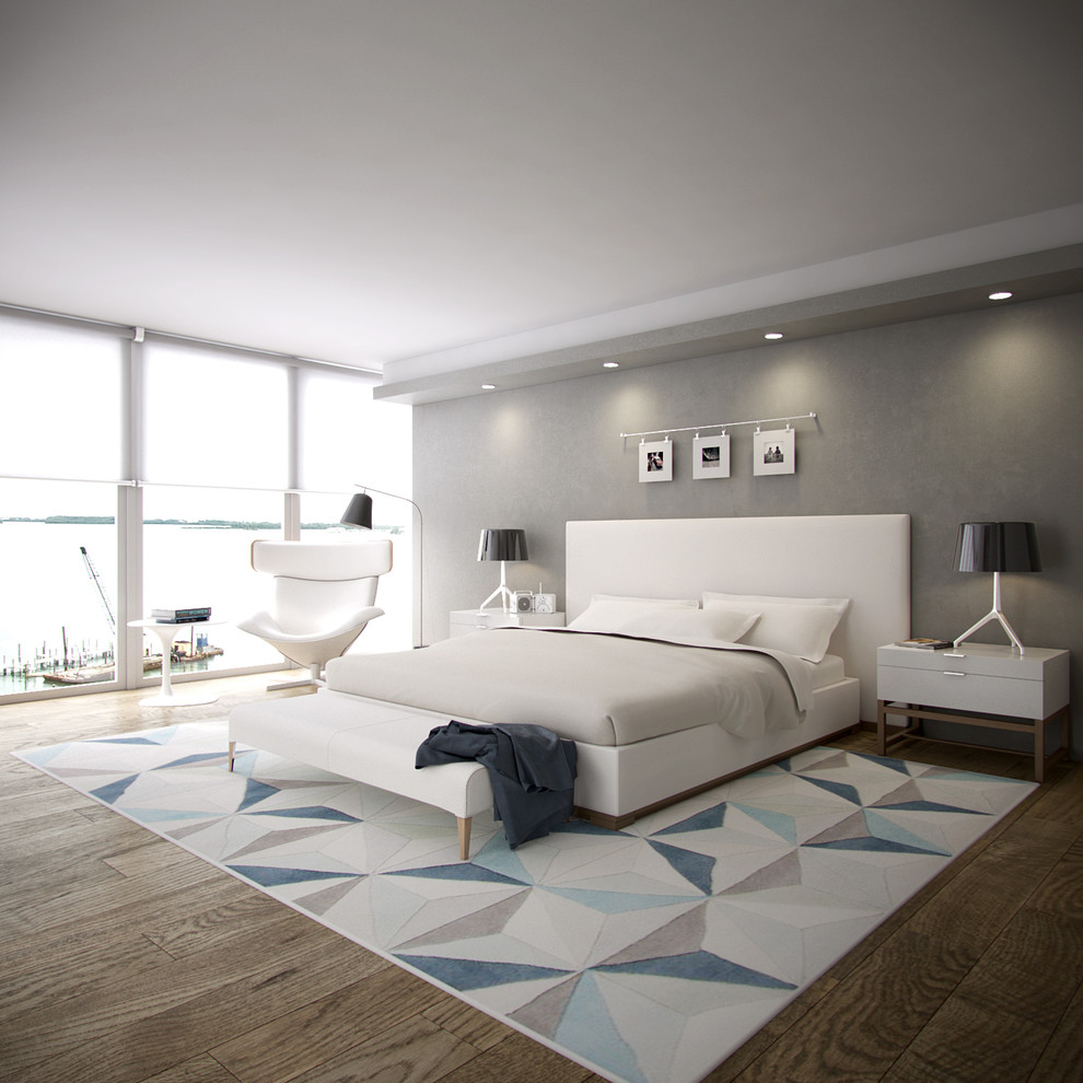 Großes Modernes Hauptschlafzimmer mit grauer Wandfarbe, dunklem Holzboden und Kaminumrandung aus Holz in Miami