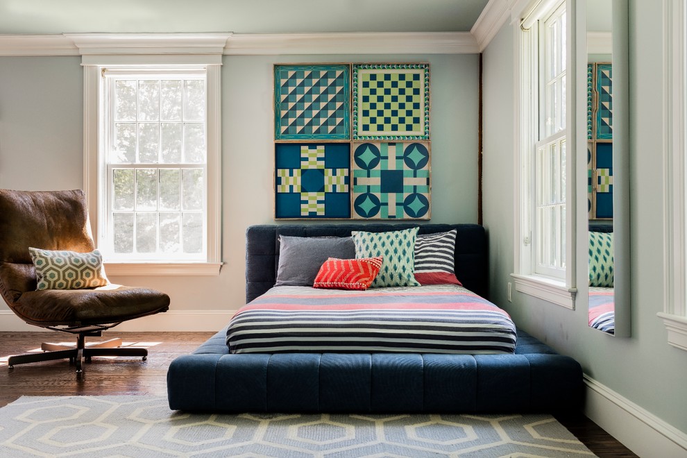 Großes Klassisches Gästezimmer mit blauer Wandfarbe, braunem Holzboden, Kamin und Kaminumrandung aus Stein in Boston