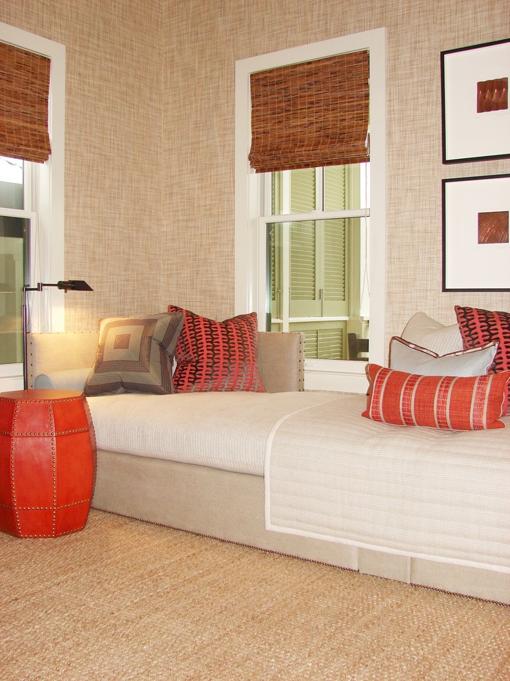 Imagen de habitación de invitados tradicional renovada de tamaño medio sin chimenea con paredes beige y moqueta