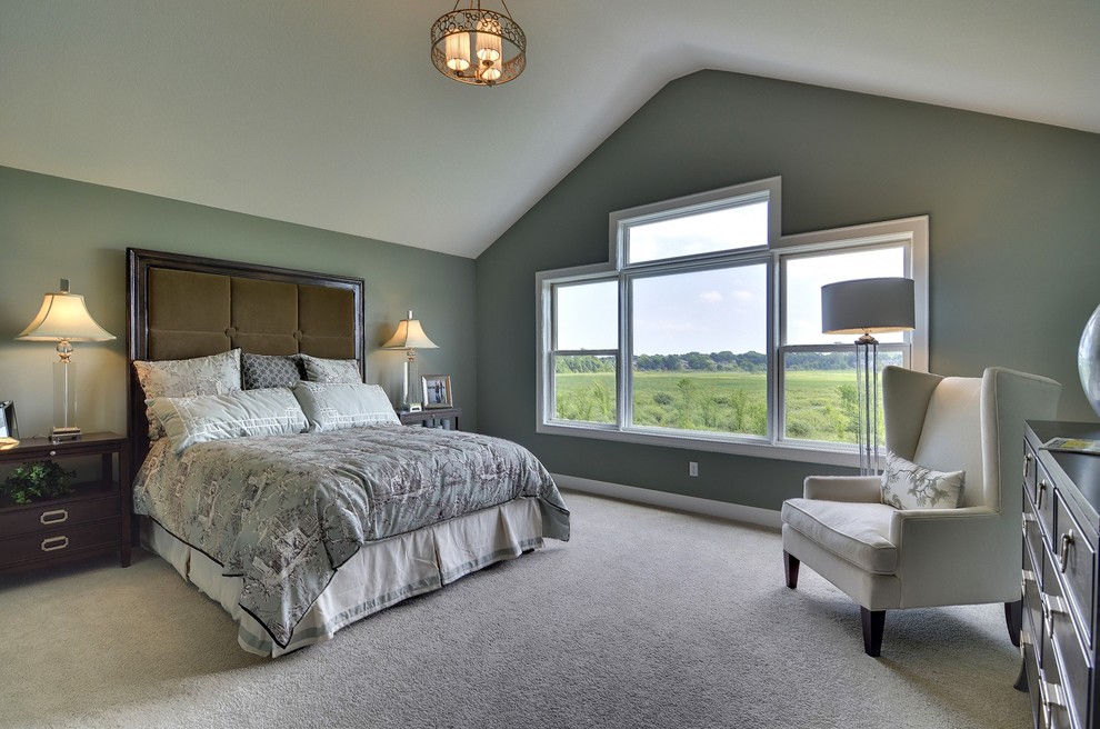 На фото: спальня в классическом стиле с ковровым покрытием с