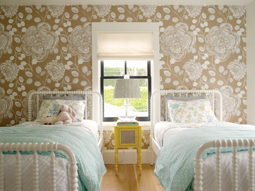 Immagine di una piccola camera degli ospiti country con pareti marroni, parquet chiaro, nessun camino e pavimento beige