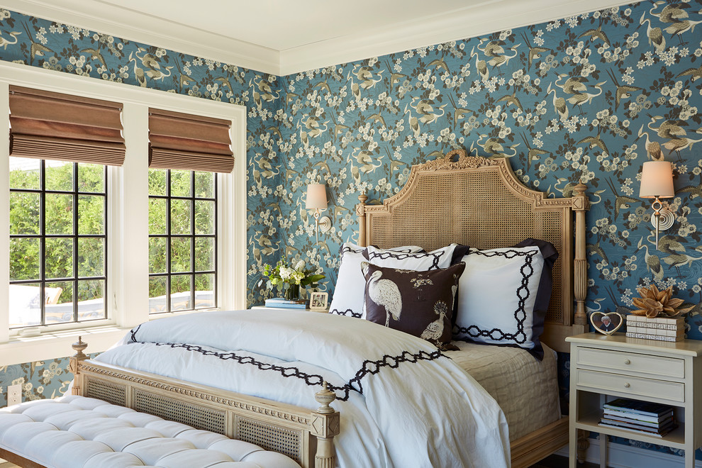 Источник вдохновения для домашнего уюта: хозяйская спальня в морском стиле с разноцветными стенами