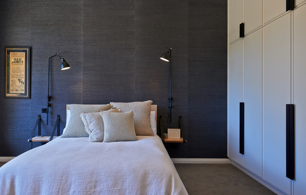 Ejemplo de habitación de invitados bohemia de tamaño medio con paredes negras y moqueta
