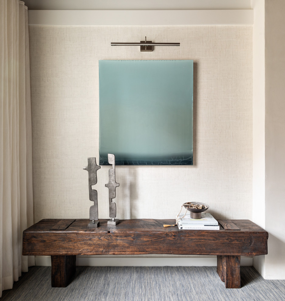 Cette image montre une chambre design de taille moyenne avec un mur blanc, cheminée suspendue, un manteau de cheminée en plâtre et un sol bleu.