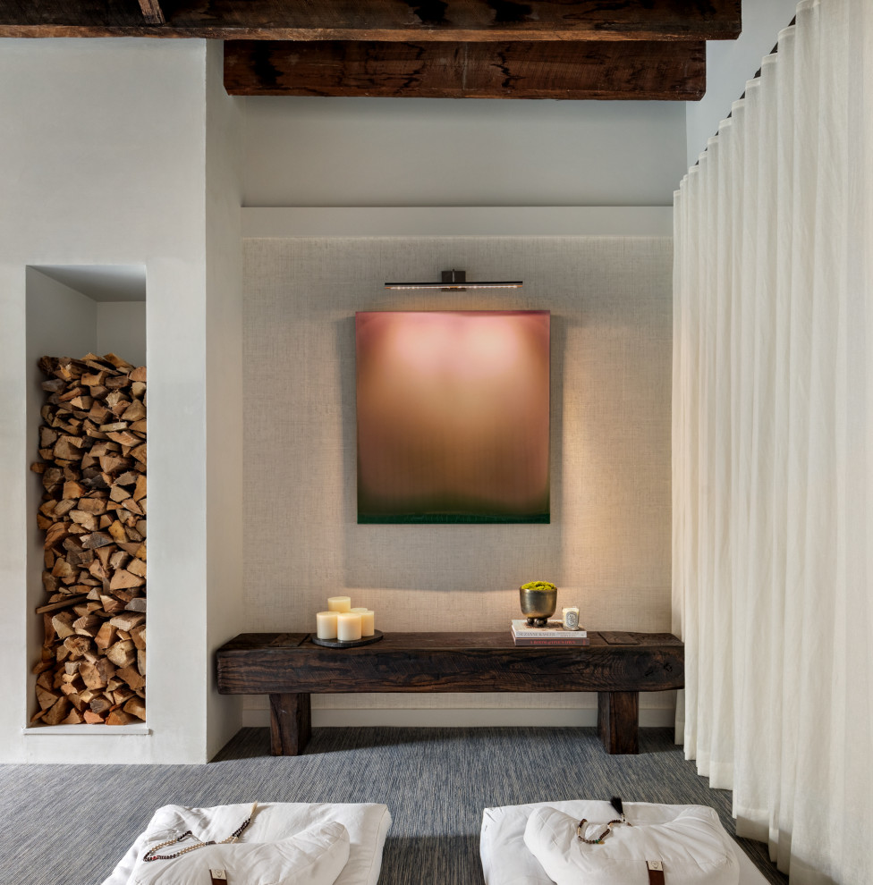 Ejemplo de habitación de invitados contemporánea de tamaño medio con paredes blancas, moqueta, chimeneas suspendidas, marco de chimenea de yeso y suelo azul