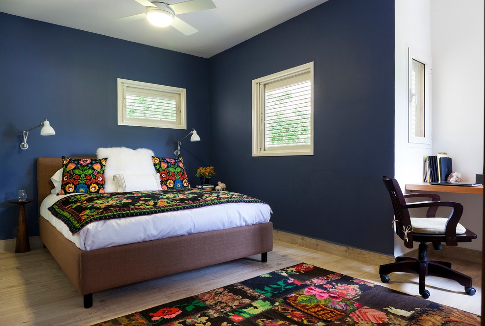 Ispirazione per una piccola camera matrimoniale mediterranea con pareti blu e pavimento in gres porcellanato