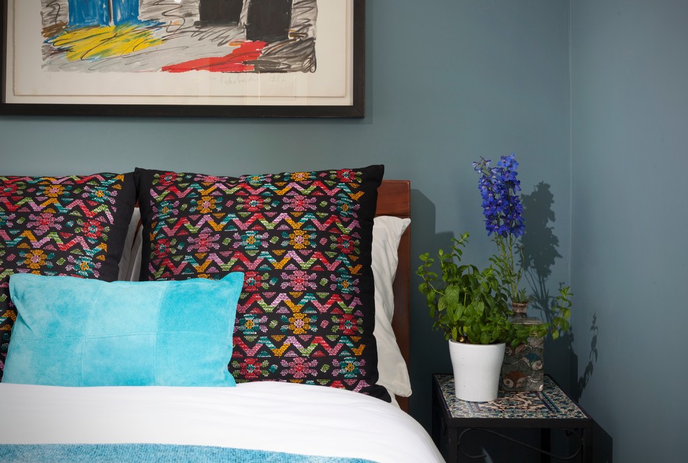 Стильный дизайн: маленькая гостевая спальня (комната для гостей) в средиземноморском стиле с синими стенами для на участке и в саду - последний тренд
