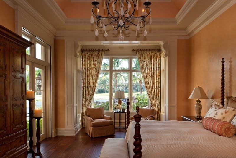 Mediterranes Hauptschlafzimmer mit oranger Wandfarbe und braunem Holzboden in Miami