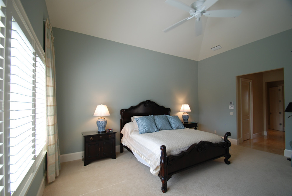 Mittelgroßes Mediterranes Schlafzimmer mit blauer Wandfarbe und Teppichboden in Miami