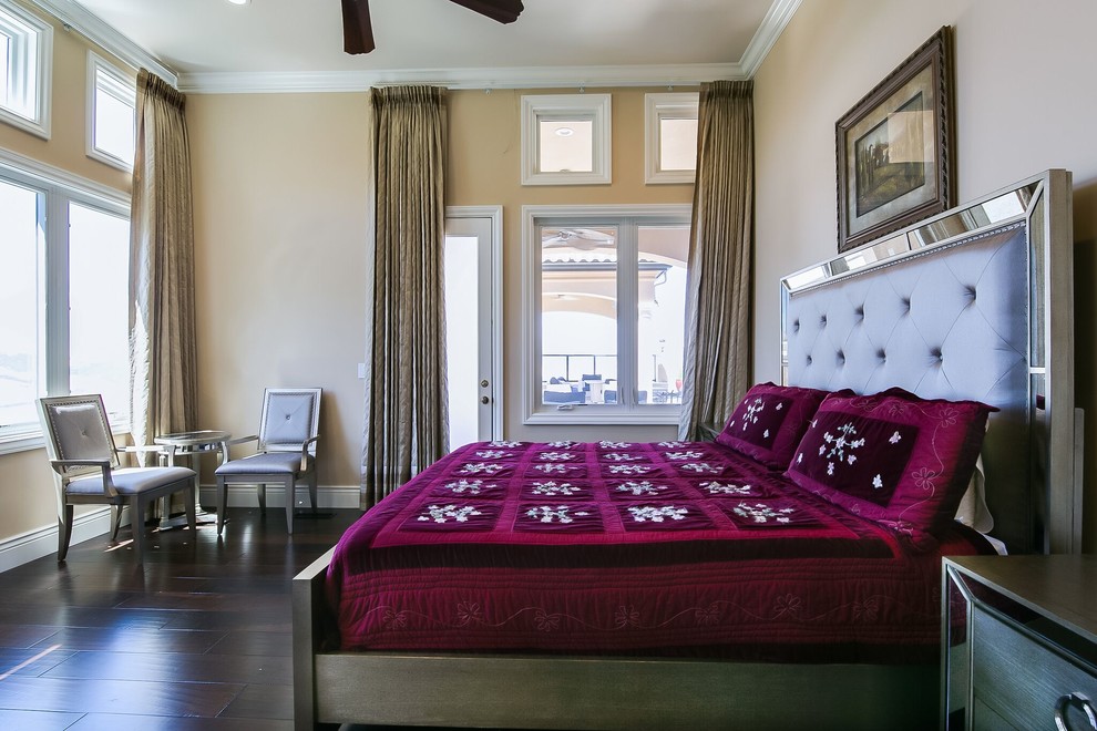 Mittelgroßes Mediterranes Gästezimmer ohne Kamin mit grauer Wandfarbe und dunklem Holzboden in San Francisco