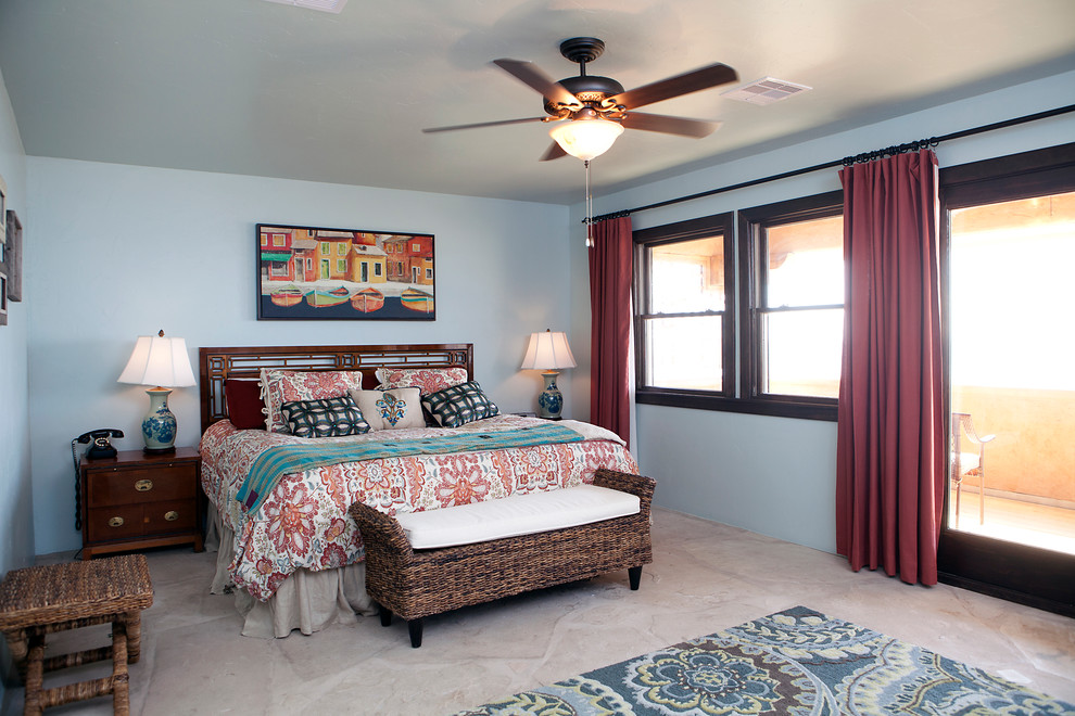 ヒューストンにある広い地中海スタイルのおしゃれな主寝室 (青い壁、ライムストーンの床、ベージュの床、暖炉なし)