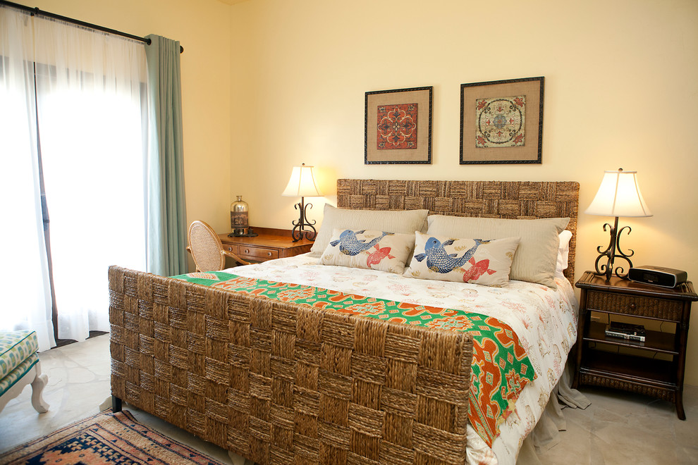Идея дизайна: гостевая спальня среднего размера, (комната для гостей) в восточном стиле с желтыми стенами, полом из известняка и бежевым полом без камина