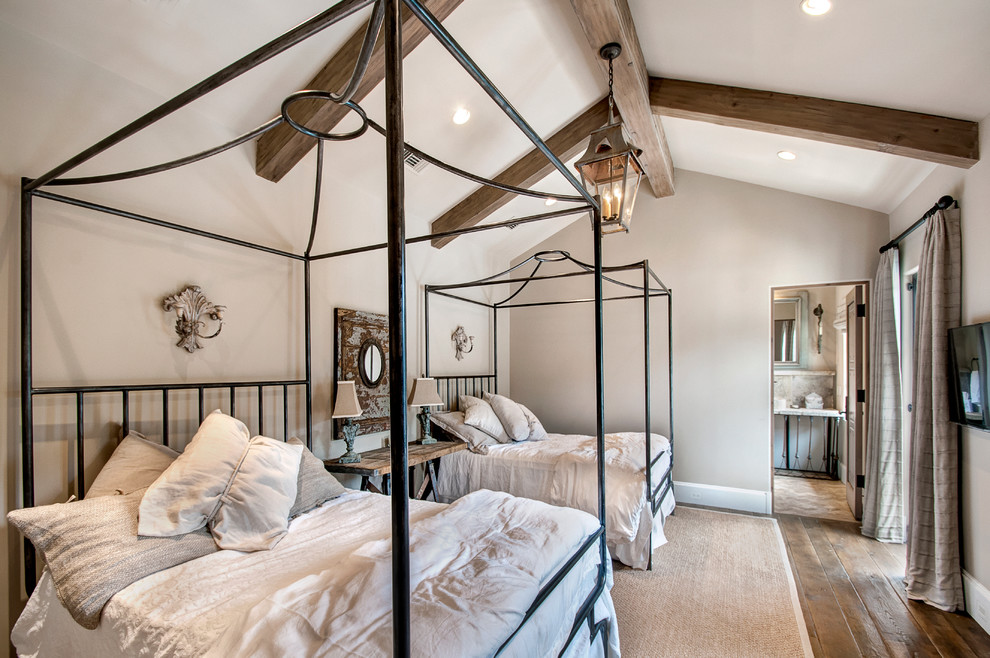 Foto di una camera da letto mediterranea con pareti grigie, parquet scuro e TV