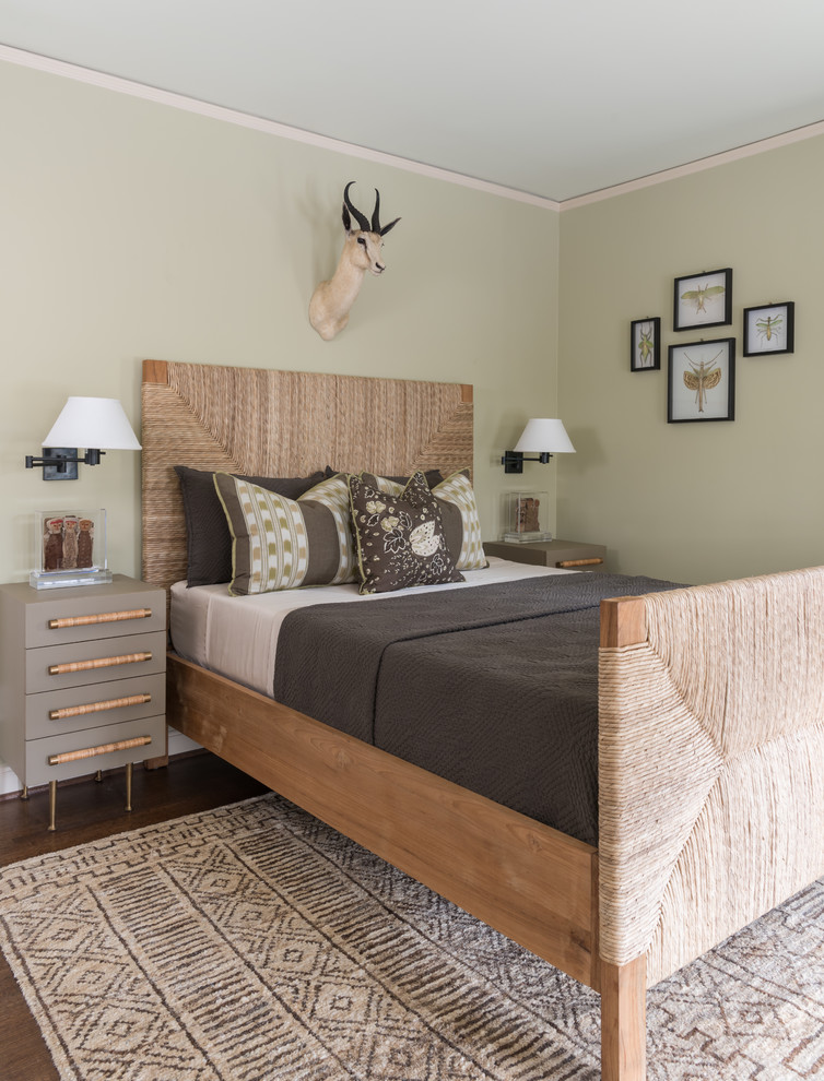 Modelo de dormitorio mediterráneo con paredes verdes, suelo de madera oscura y suelo marrón
