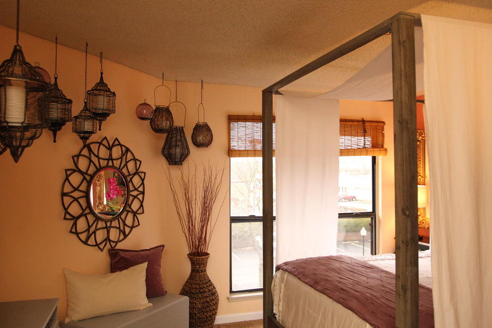 Пример оригинального дизайна: маленькая хозяйская спальня в средиземноморском стиле с ковровым покрытием для на участке и в саду