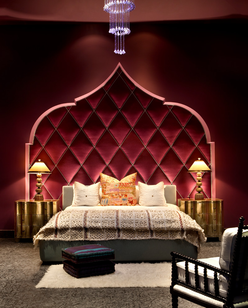 Свежая идея для дизайна: спальня в средиземноморском стиле с красными стенами - отличное фото интерьера