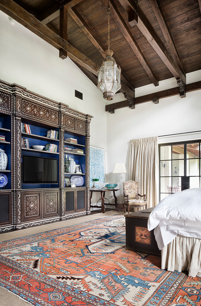 Стильный дизайн: хозяйская спальня в средиземноморском стиле с белыми стенами и ковровым покрытием без камина - последний тренд