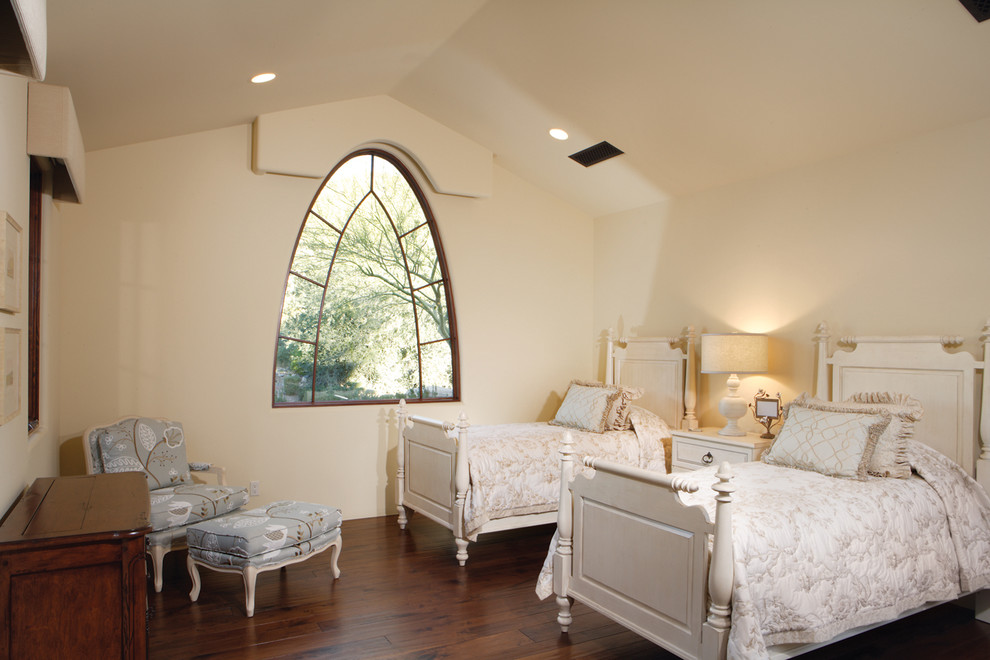 Modelo de habitación de invitados mediterránea grande sin chimenea con paredes beige y suelo de madera oscura