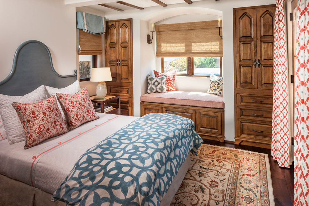 Свежая идея для дизайна: спальня среднего размера в средиземноморском стиле с белыми стенами - отличное фото интерьера