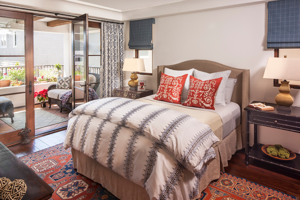 Стильный дизайн: спальня среднего размера в средиземноморском стиле с белыми стенами - последний тренд