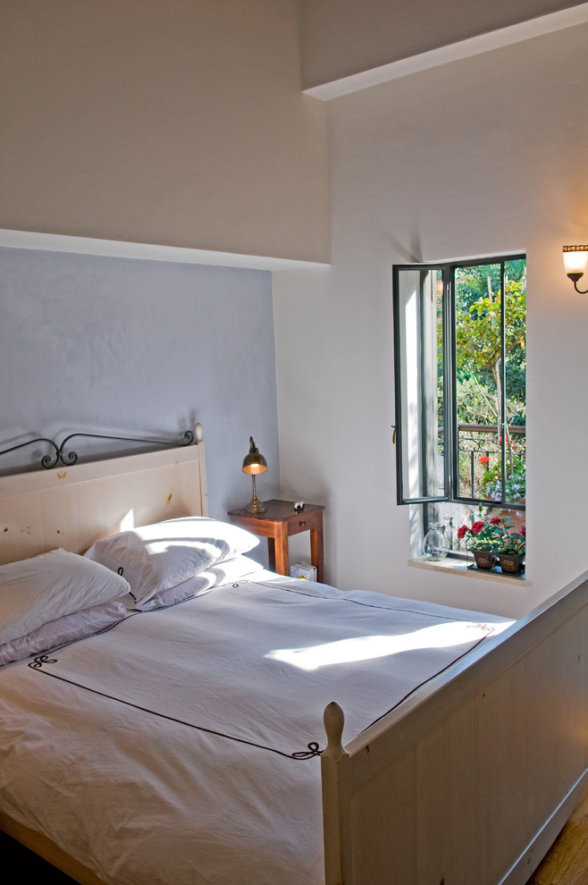 Ispirazione per una camera da letto stile rurale con pareti viola