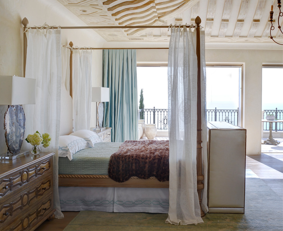 На фото: огромная хозяйская спальня в средиземноморском стиле с бежевыми стенами, паркетным полом среднего тона, коричневым полом и синими шторами без камина