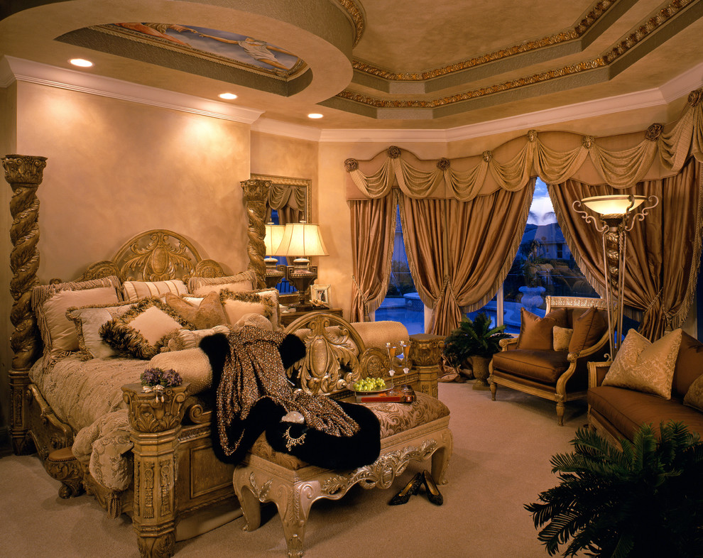 Ispirazione per una grande camera matrimoniale mediterranea con pareti beige e moquette