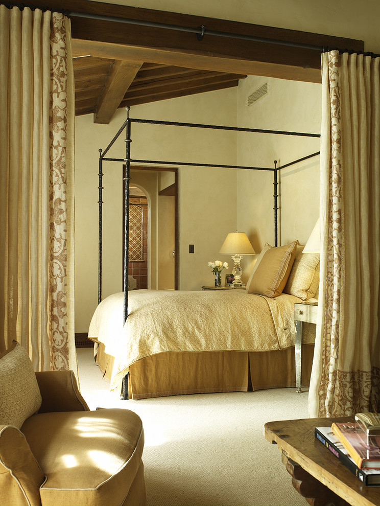 Пример оригинального дизайна: спальня в средиземноморском стиле с зонированием шторами