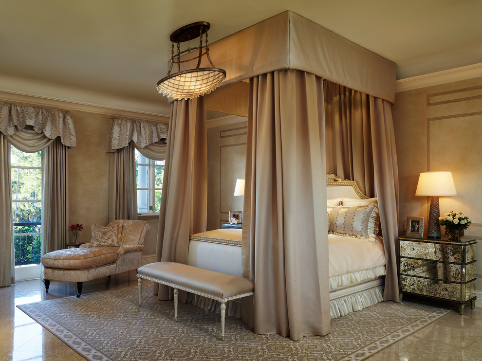 Пример оригинального дизайна: большая хозяйская спальня в средиземноморском стиле с бежевыми стенами, полом из керамической плитки и бежевым полом без камина