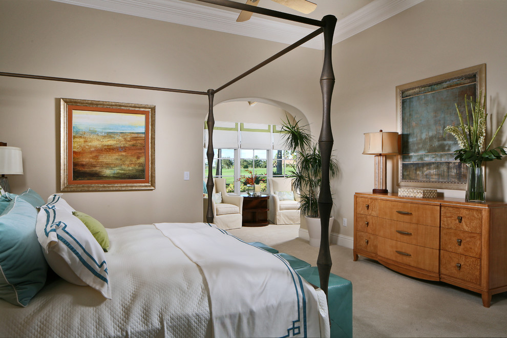 Mediterranes Schlafzimmer mit beiger Wandfarbe und Teppichboden in Sonstige